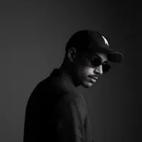 undefined을(를) 듣고, 뮤직 비디오를 보고, 약력을 읽고, 투어 일정 등을 확인하세요!