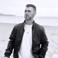 Ouve undefined, vê vídeos de música, lê a biografia, vê as datas da digressão e muito mais!