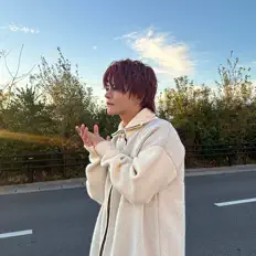 聆聽 ALONE、觀看音樂影片、閱讀小傳、查看巡演日期等！