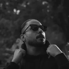 Hör dir Laapata an, schau dir Musikvideos an, lies die Biografie, finde Tourdaten und mehr!