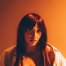 聆聽 Escamish、觀看音樂影片、閱讀小傳、查看巡演日期等！