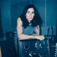 Ascolta undefined, guarda video musicali, leggi la biografia, vedi le date del tour & altro!