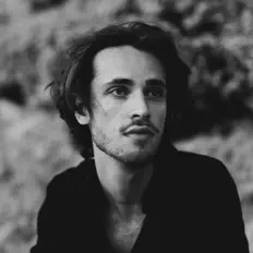 Hör dir Iskander Moon an, schau dir Musikvideos an, lies die Biografie, finde Tourdaten und mehr!