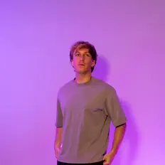 Écoutez indigo, regardez des vidéoclips, lisez la biographie, consultez les dates de tournée et plus encore !