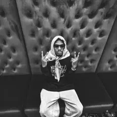 Ascolta Triple X, guarda video musicali, leggi la biografia, vedi le date del tour & altro!