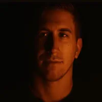 聆聽 undefined、觀看音樂影片、閱讀小傳、查看巡演日期等！