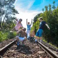 聆聽 undefined、觀看音樂影片、閱讀小傳、查看巡演日期等！