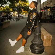 Soulo dinle, müzik videolarını izle, biyografisini oku, tur tarihlerini ve daha fazlasını gör!