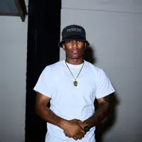 undefined dinle, müzik videolarını izle, biyografisini oku, tur tarihlerini ve daha fazlasını gör!