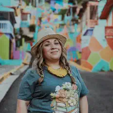 Veronica Maldonado सुनें, म्यूज़िक वीडियो देखें, बायो पढ़ें, दौरे की तारीखें और बहुत कुछ देखें!