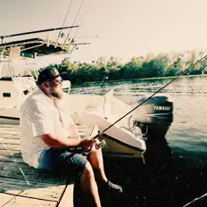 聆聽 6B.Low、觀看音樂影片、閱讀小傳、查看巡演日期等！