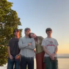 Luister naar clover, bekijk muziekvideo's, lees de bio, bekijk de tourdata, en meer!