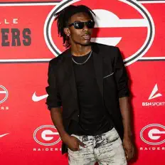 Poslechněte si interpreta YOUNGVAD3r, sledujte hudební videa, přečtěte si životopis, podívejte se na data turné a další informace.