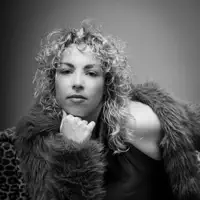 undefined을(를) 듣고, 뮤직 비디오를 보고, 약력을 읽고, 투어 일정 등을 확인하세요!