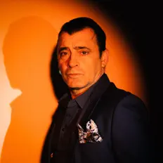 Hör dir Zenet an, schau dir Musikvideos an, lies die Biografie, finde Tourdaten und mehr!