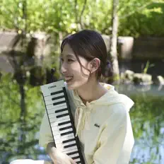 聆聽 Yunovation、觀看音樂影片、閱讀小傳、查看巡演日期等！