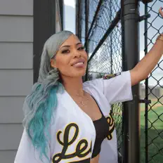 聆聽 Ty Snow、觀看音樂影片、閱讀小傳、查看巡演日期等！