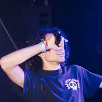 Ouça undefined, assista a videoclipes, leia a biografia, veja as datas das turnês e mais!