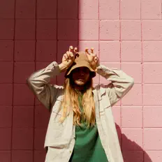 Connie Roses सुनें, म्यूज़िक वीडियो देखें, बायो पढ़ें, दौरे की तारीखें और बहुत कुछ देखें!