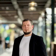 Poslechněte si interpreta Paul Maximov, sledujte hudební videa, přečtěte si životopis, podívejte se na data turné a další informace.