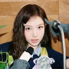 聆聽 NAYEON、觀看音樂影片、閱讀小傳、查看巡演日期等！