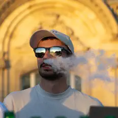 Tom O'klairを聴いたり、ミュージックビデオを鑑賞したり、経歴やツアー日程などを確認したりしましょう！