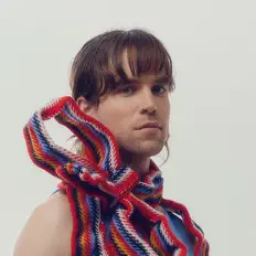 Héronを聴いたり、ミュージックビデオを鑑賞したり、経歴やツアー日程などを確認したりしましょう！