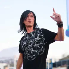 收听 Uni、观看音乐视频、阅读小传、查看巡演日期等 ！