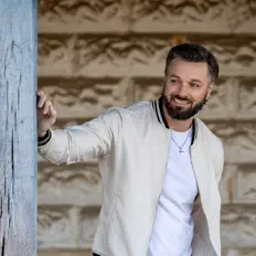 Ascolta Ryan Danvers, guarda video musicali, leggi la biografia, vedi le date del tour & altro!