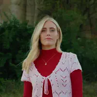 Poslechněte si interpreta undefined, sledujte hudební videa, přečtěte si životopis, podívejte se na data turné a další informace.