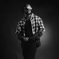 收听 undefined、观看音乐视频、阅读小传、查看巡演日期等 ！