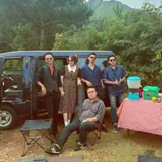 聆聽 Seiring Waktu Berjalan、觀看音樂影片、閱讀小傳、查看巡演日期等！