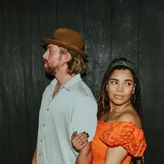 Him & Herを聴いたり、ミュージックビデオを鑑賞したり、経歴やツアー日程などを確認したりしましょう！