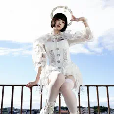 聆聽 kiria、觀看音樂影片、閱讀小傳、查看巡演日期等！