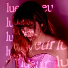 Fiona Verrier सुनें, म्यूज़िक वीडियो देखें, बायो पढ़ें, दौरे की तारीखें और बहुत कुछ देखें!