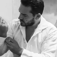 聆聽 Shiny Noir、觀看音樂影片、閱讀小傳、查看巡演日期等！