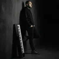 Ascolta undefined, guarda video musicali, leggi la biografia, vedi le date del tour & altro!