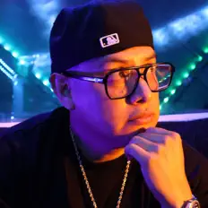 收听 Mozart Mackabee、观看音乐视频、阅读小传、查看巡演日期等 ！