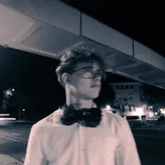 Hör dir HEYDEN an, schau dir Musikvideos an, lies die Biografie, finde Tourdaten und mehr!