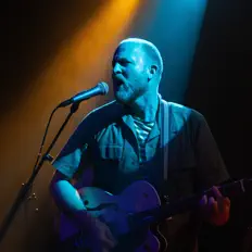 Carouselsを聴いたり、ミュージックビデオを鑑賞したり、経歴やツアー日程などを確認したりしましょう！