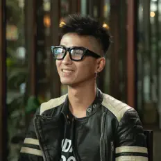 Poslechněte si interpreta Kidie the soloist*, sledujte hudební videa, přečtěte si životopis, podívejte se na data turné a další informace.