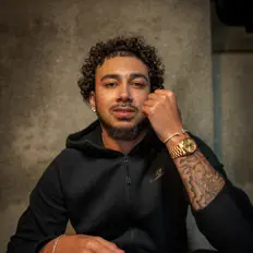 HeartBreakKrisを聴いたり、ミュージックビデオを鑑賞したり、経歴やツアー日程などを確認したりしましょう！