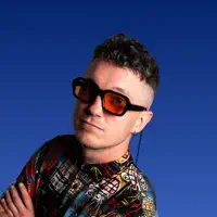 Hör dir undefined an, schau dir Musikvideos an, lies die Biografie, finde Tourdaten und mehr!