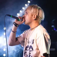 聆聽 HELLER、觀看音樂影片、閱讀小傳、查看巡演日期等！