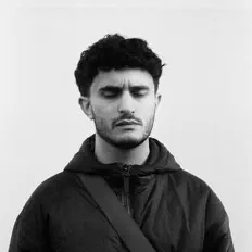 The New Consistentを聴いたり、ミュージックビデオを鑑賞したり、経歴やツアー日程などを確認したりしましょう！