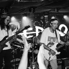 Ακούστε περιεχόμενο από Red40, παρακολουθήστε μουσικά βίντεο, διαβάστε το βιογραφικό, δείτε ημερομηνίες περιοδείας, και πολλά ακόμη!