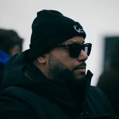 DJ Saiを聴いたり、ミュージックビデオを鑑賞したり、経歴やツアー日程などを確認したりしましょう！