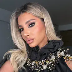 聆聽 AZA、觀看音樂影片、閱讀小傳、查看巡演日期等！