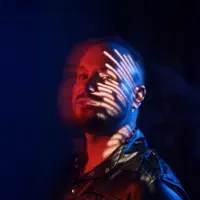 聆聽 undefined、觀看音樂影片、閱讀小傳、查看巡演日期等！