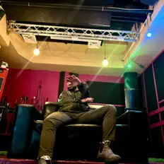 聆聽 Al Octopus、觀看音樂影片、閱讀小傳、查看巡演日期等！